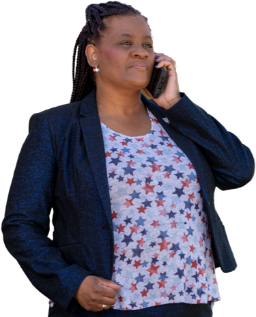 Una mujer mira a la derecha en su teléfono celular.