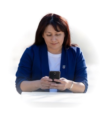 Una mujer mira su teléfono celular.